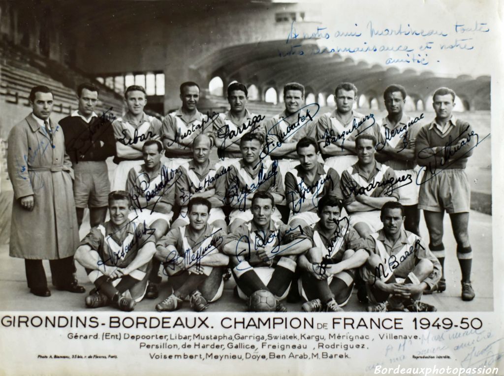 Tous les joueurs appréciaient Marcel Martineau. Une reconnaissance unanime visible sur cette photo dédicacée par les Girondins champions de France. Merci à la famille Martineau pour toutes ces  photos.